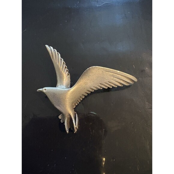 Vintage Pewter Seagull in Flight Brooch Pendant Gull Bird Pin - Picture 2 of 5